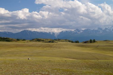 Gökyüzüne karşı güzel bir dağ manzarası