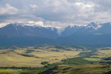 Gökyüzüne karşı güzel bir dağ manzarası