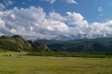 Gökyüzüne karşı güzel bir dağ manzarası