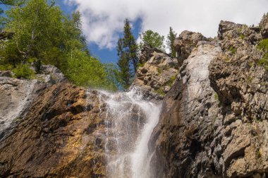 Dağ şelalesi. Su bir uçurumdan aşağı akıyor.