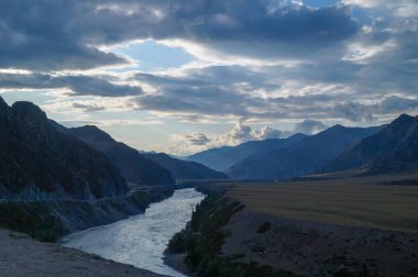 Resimli dağ manzarası. Dağ nehirleri ve güzel gökyüzü