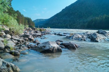 Resimli dağ manzarası. Dağ nehirleri ve güzel gökyüzü