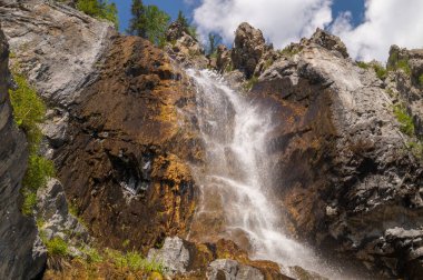 Dağ şelalesi. Su bir uçurumdan aşağı akıyor.