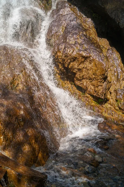 Горный Водопад Вода Стекает Скалы — стоковое фото