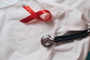 Yardım, Hiv kırmızı kurdelesi. Farkındalığın, yardımseverliğin, hastalığın, hastalığın, hastalığın, sağlık hizmetlerinin, yardımların ve umudun sembolü. Sağlık sigortası kampanyasının işareti