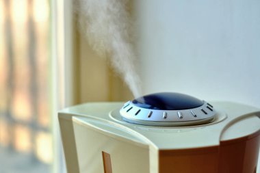 Odada çalışan nemlendiricinin yakın görüntüsü..