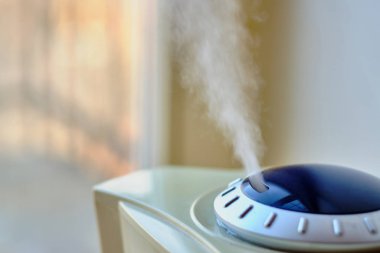 Odada çalışan nemlendiricinin yakın görüntüsü..