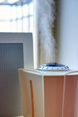 Odada çalışan nemlendiricinin yakın görüntüsü..