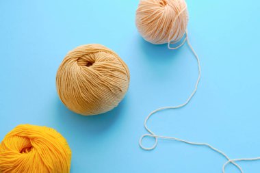 Mavi arkaplanda parlak renk iplikçikleriyle yapılmış. Amigurumi oyuncağı yapma kavramı, el işi, örgü, hobi. Posterler için kullanılabilir