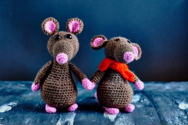 El yapımı amigurumi fareler el ele tutuşup duruyorlar. Sevgililer Günü, 14 Şubat, aşk, ilişkiler konsepti