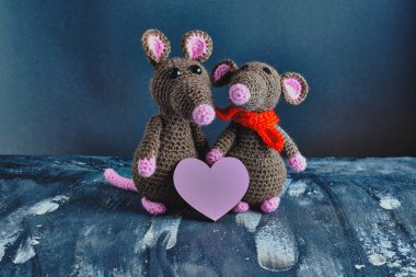 Pembe kalpli, el yapımı amigurumi fareler. Sevgililer Günü, 14 Şubat, aşk, ilişkiler konsepti