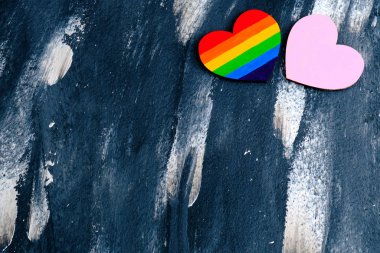 Kalbin üst görüntüsü soyut arkaplanda geleneksel pembe kalbe yakın Lgbt gurur renkleri ile renklendirilmiş. Sevgililer Günü konsepti