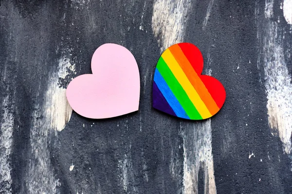 Vista dall'alto del cuore colorato in colori orgoglio LGBT vicino al cuore rosa tradizionale sullo sfondo astratto. Concetto San Valentino — Foto Stock