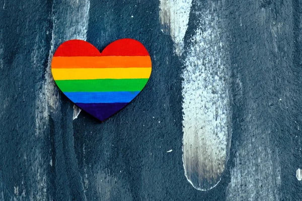 Visão superior do coração colorido em cores de orgulho LGBT no fundo abstrato. Conceito de dia dos namorados — Fotografia de Stock