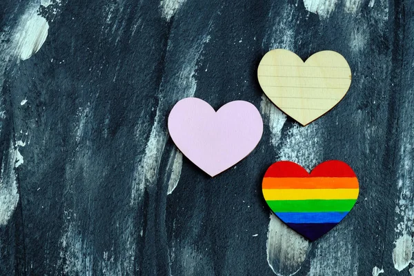 Vista dall'alto del cuore colorato in colori orgoglio LGBT vicino al cuore rosa tradizionale e cuore non ancora colorato sullo sfondo astratto. Concetto San Valentino . — Foto Stock