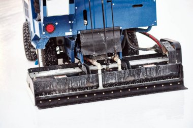 Buz yüzeyi makinesi, buz yüzeyi, kasabanın merkez parkındaki buz pateni pistinin yeniden yüzeyi..