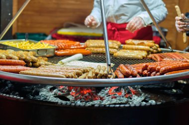 Ana şehirde sokak yemekleri, kebap, mısır, ızgara sosis..