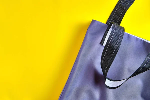 Mockup de la bolsa de asas gris hecha con materiales naturales sobre el fondo amarillo brillante. Concepto de estilo de vida de cero residuos, seguridad ecológica, residuos reciclados, protección del medio ambiente, día de la Tierra . —  Fotos de Stock