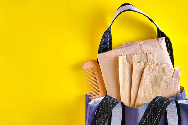 Bolso de mano fabricado con materiales naturales con paquetes de papel reutilizables y peine de madera en su interior. Concepto de estilo de vida de cero residuos, seguridad ecológica, residuos reciclados, protección del medio ambiente, día de la Tierra . —  Fotos de Stock