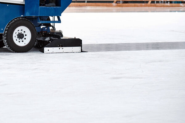 Ледогенератор, Ледогенератор, облицовка катка в центральном парке города
.