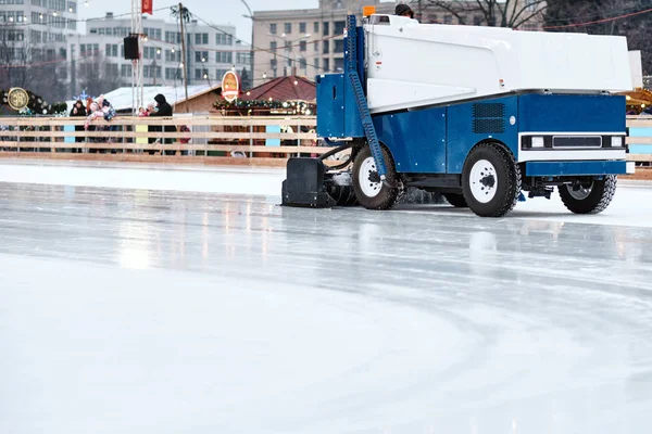 Ice resurfacing machine ,Ice resurfacer, resurfacing the ice rink in the central park of the town. — Stock Photo, Image