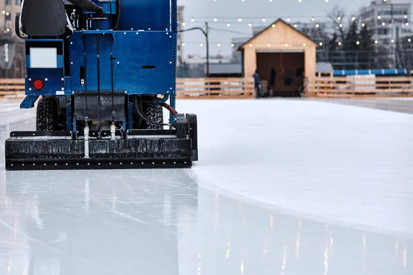 Ice resurfacing machine ,Ice resurfacer, resurfacing the ice rink in the central park of the town. — Stock Photo, Image