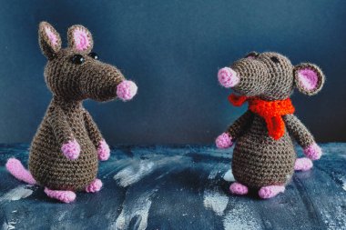 El yapımı amigurumi faresi başka bir oyuncak farenin yanında duruyor. Sevgililer Günü, 14 Şubat, aşk, ilişkiler konsepti