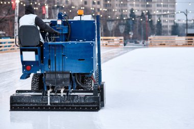 Buz yüzeyi makinesi, buz yüzeyi, kasabanın merkez parkındaki buz pateni pistinin yeniden yüzeyi..