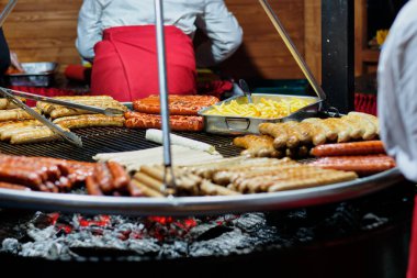 Ana şehirde sokak yemekleri, kebap, mısır, ızgara sosis..