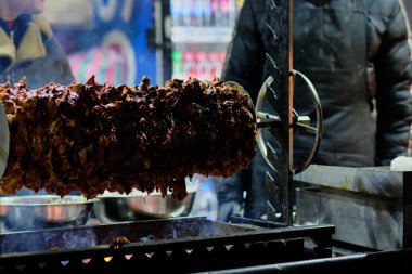 Ana şehirde sokak yemekleri, kebap, mısır, ızgara sosis..