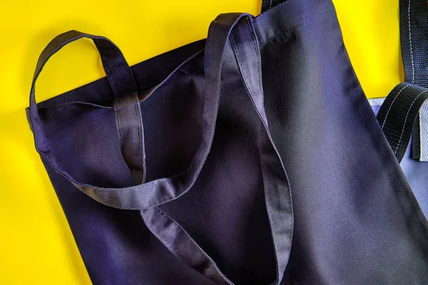 Bolso de mano fabricado con materiales naturales sobre fondo amarillo brillante. Concepto de estilo de vida de cero residuos, protección del medio ambiente, Día de la Tierra . —  Fotos de Stock