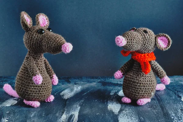 El yapımı amigurumi faresi başka bir oyuncak farenin yanında duruyor. Sevgililer Günü, 14 Şubat, aşk, ilişkiler konsepti