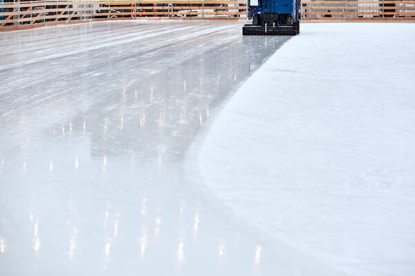 Ледогенератор, Ледогенератор, облицовка катка в центральном парке города
.