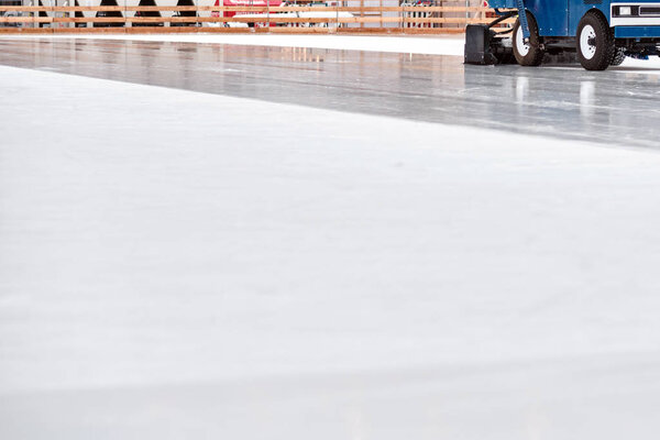 Ледогенератор, Ледогенератор, облицовка катка в центральном парке города
.