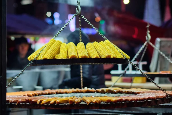 Street food alla fiera principale della città Kebab, mais, salsicce alla griglia . — Foto Stock