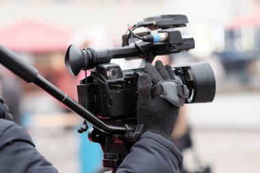 Dengeleyiciyle video yapmak. Kamerayla video kaydeden bir adam.