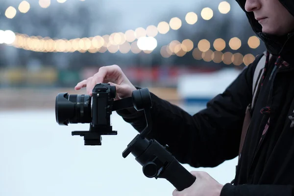 Video se stabilizátorem. Muž nahrává video se slr kamerou a gimbal — Stock fotografie