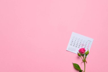 Takvim sayfasında uzanan tek bir gül çiçeği Şubat 2020, Valentin, sevgililer günü kartı konsepti, takvim, pembe arkaplan, düz alan, boş