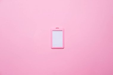 Boş rozet modeli pembe arka planda izole edilmiş. Pembe boş isim etiketi dizgi olmadan biçimlendir.