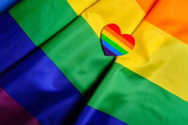 Lgbt gurur bayrağı, kalbi Lgbt gurur renginde. Sevgililer Günü kavramı, özgürlük, eşitlik