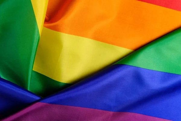 Vista de cerca de la bandera del orgullo LGBT. Concepto del día de San Valentín, libertad, igualdad —  Fotos de Stock