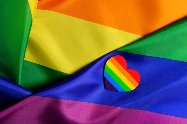 Bandera del orgullo LGBT con el corazón coloreado en los colores del orgullo LGBT. Concepto del día de San Valentín, libertad, igualdad — Foto de Stock