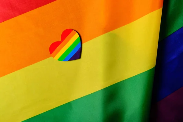 Bandera del orgullo LGBT con el corazón coloreado en los colores del orgullo LGBT. Concepto del día de San Valentín, libertad, igualdad —  Fotos de Stock