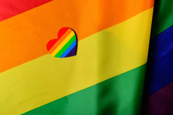 Bandera del orgullo LGBT con el corazón coloreado en los colores del orgullo LGBT. Concepto del día de San Valentín, libertad, igualdad — Foto de Stock