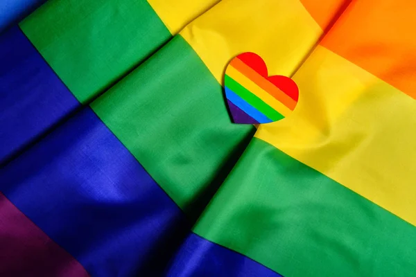 Bandera del orgullo LGBT con el corazón coloreado en los colores del orgullo LGBT. Concepto del día de San Valentín, libertad, igualdad — Foto de Stock