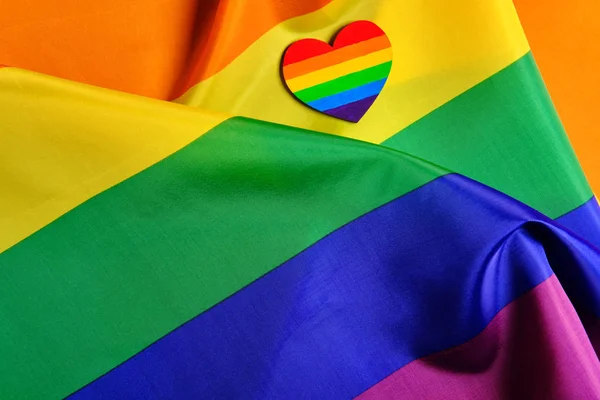 Bandiera dell'orgoglio LGBT con il cuore colorato nei colori dell'orgoglio LGBT. Concetto del Giorno di San Valentino, libertà, uguaglianza — Foto Stock