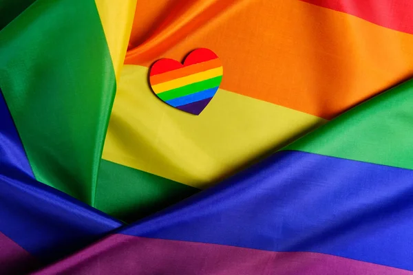 Vista da vicino della bandiera dell'orgoglio LGBT con il cuore colorato di colori dell'orgoglio LGBTQ. Concetto del Giorno di San Valentino, libertà, uguaglianza — Foto Stock