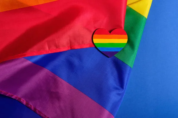 Maqueta hecha con la bandera del orgullo LGBT con el corazón coloreado en colores de orgullo LGBTQ. Concepto del día de San Valentín, libertad, igualdad — Foto de Stock