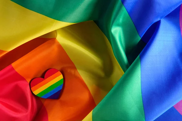 Vista da vicino della bandiera dell'orgoglio LGBT con il cuore colorato di colori dell'orgoglio LGBTQ. Concetto del Giorno di San Valentino, libertà, uguaglianza — Foto Stock