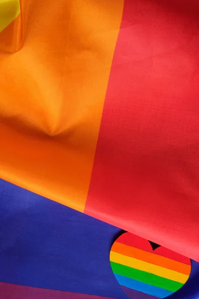 Vista de perto da bandeira do orgulho LGBT com o coração colorido nas cores do orgulho LGBTQ. Conceito do Dia dos Namorados, liberdade, igualdade — Fotografia de Stock